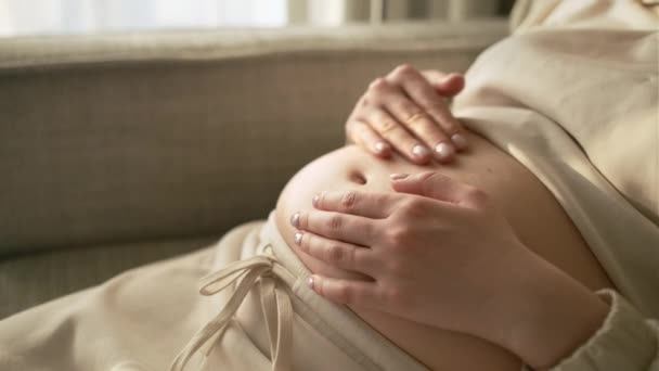 Zwanger Meisje Strelen Haar Buik Wachten Haar Baby — Stockvideo