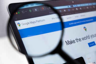 Google Maps Platformu logosu bir laptop ekranındaki büyüteç ile genişletildi, Aralık 2023, Prag, Çek Cumhuriyeti