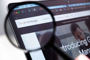 Google Reklam Yöneticisi logosu büyüteçle ekranda, Aralık 2023, Prag, Çek Cumhuriyeti