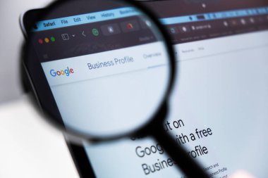 Google İş Profili logosu bir laptop ekranındaki büyüteçle genişletildi, Aralık 2023, Prag, Çek Cumhuriyeti