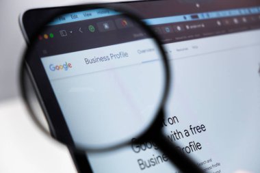 Google İş Profili logosu büyüteçle ekranda, Aralık 2023, Prag, Çek Cumhuriyeti