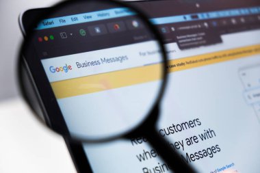 Google İş Mesajları logosu bir laptop ekranındaki büyüteçle genişletildi, Aralık 2023, Prag, Çek Cumhuriyeti