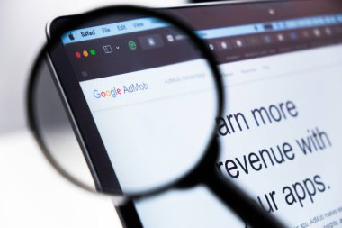 Google AdMob logosu bir laptop ekranındaki büyüteçle genişletildi, Aralık 2023, Prag, Çek Cumhuriyeti