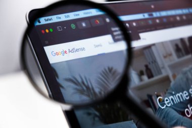 Google AdSense logosu bir laptop ekranındaki büyüteçle genişletildi, Aralık 2023, Prag, Çek Cumhuriyeti