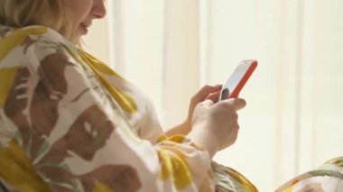 Hamile kadın koridorda cep telefonu kullanıyor.. 