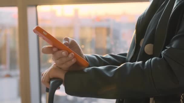 Zblízka Žena Ruka Používá Mobilní Telefon Stojící Blízkosti Okna Letišti — Stock video