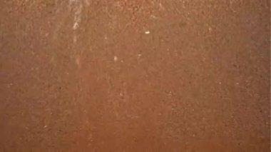 Güzel kumsal asası ve küçük dalgaların manzarası. 