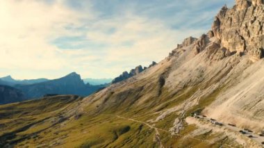 Görkemli İtalyan Alpleri 'nin geniş bir hava manzarası ikonik Tre Cime di Lavaredo' yu görkemli dağ sıralarında kıvrılarak dönen bir yol ile sergiliyor..