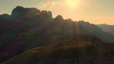 Güneş, İtalyan Alpleri Tre Cime di Lavaredo dağlarını sıcacık ışıkta yıkar..
