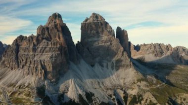 İtalyan Alpleri 'ndeki Tre Cime di Lavaredo' nun nefes kesici manzarası muhteşem dağları gözler önüne seriyor..