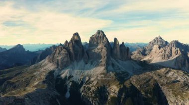 Büyüleyici hava perspektifi muhteşem Tre Cime di Lavaredo dağ sırasını sunan büyüleyici İtalyan Alplerini gözler önüne seriyor..