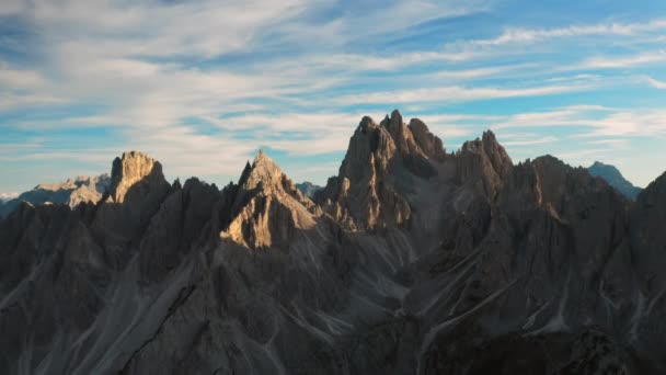 Alpy Włoskie Szczególności Tre Cime Lavaredo Malowniczym Rozrzuceniem Chmur Niebie — Wideo stockowe