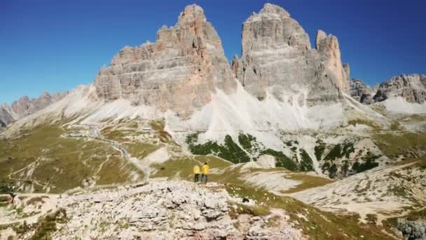Dos Excursionistas Están Primer Plano Admirando Las Impresionantes Formaciones Rocosas — Vídeo de stock