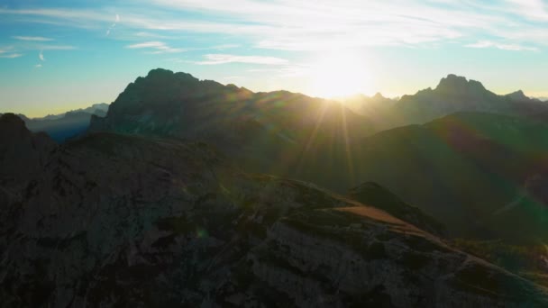 太陽光の最初の光線は ラバレドの雄大な頂上を突破し イタリアアルプスの険しい地形の上に暖かい光を投げかけました — ストック動画