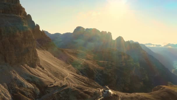 イタリアのアルプスを照らす輝く太陽 特に象徴的なトレイ ラバレド山脈と周囲の岩の地形を撮影する素晴らしいイメージ — ストック動画