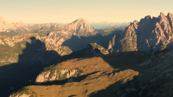 イタリアアルプスの畏敬の念を抱く美しさを 高い視点から象徴的なトレ ラバレド山脈を眺めながら体験してください — ストック動画