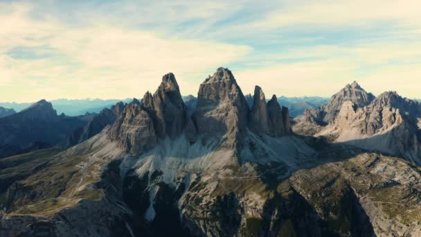 素晴らしいトレイ ラバレド山脈を特徴とする畏敬の念を抱くイタリアアルプスを魅了する空想的な視点 — ストック動画