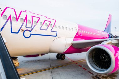 Wizzair uçağı yolcu alımı için hazırdır, Ocak 2024, Prag, Çek Cumhuriyeti