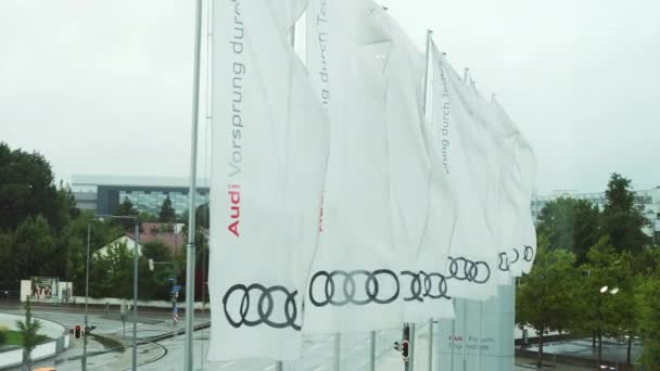 Ingolstadt Německo Květen 2023 Audi Forum Vlajky Ingolstadtu Vlály Větru — Stock video