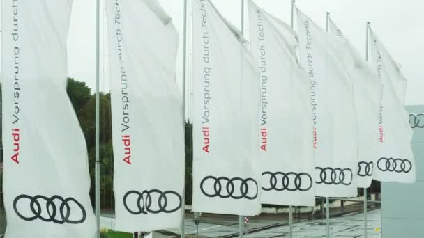 Ingolstadt Niemcy Maj 2023 Flagi Audi Forum Ingolstadt Kołyszą Się — Wideo stockowe