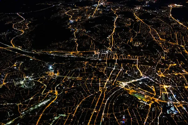 Prag gece şehrinin hava manzarası.