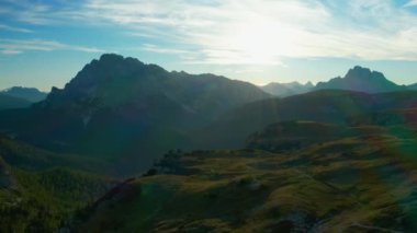 Parlak güneş, nefes kesici İtalyan Alpleri 'ne, özellikle ikonik Tre Cime di Lavaredo' ya altın bir parıltı saçar..