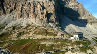 İtalyan Alplerinde Tre Cime di Lavaredo 'nun yanına park etmiş bir grup araba..