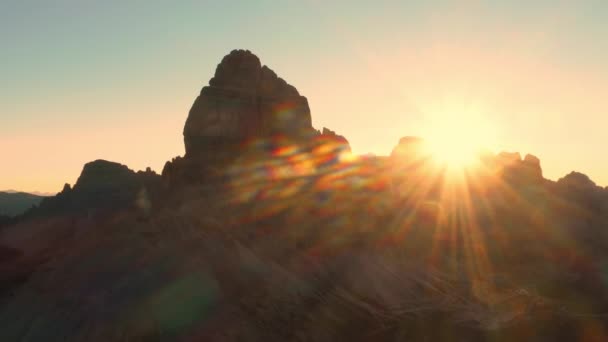 Рано Вранці Сонце Виливає Тепле Золоте Сяйво Над Міцними Вершинами — стокове відео