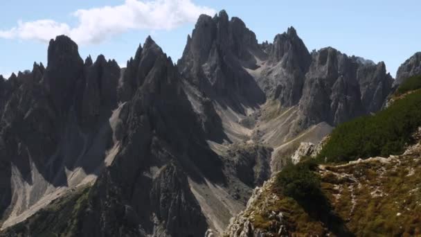 Tre Cime Lavaredo Uma Montanha Muito Alta Nos Alpes Italianos — Vídeo de Stock