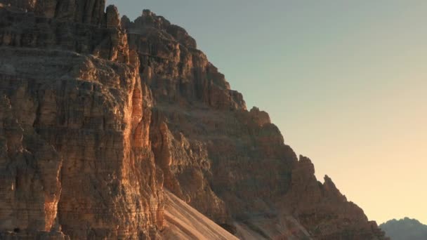 イタリアアルプスの素晴らしい岩山 特にトレイ ラバレドで輝く太陽 — ストック動画