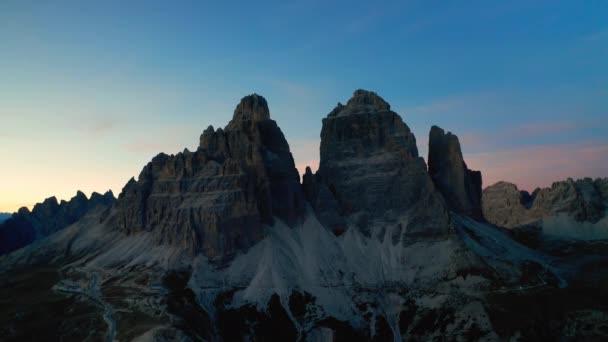 太陽が沈むイタリアアルプスの壮大なシメ ラバレド山脈の畏敬の念を抱く空想的な視点 — ストック動画
