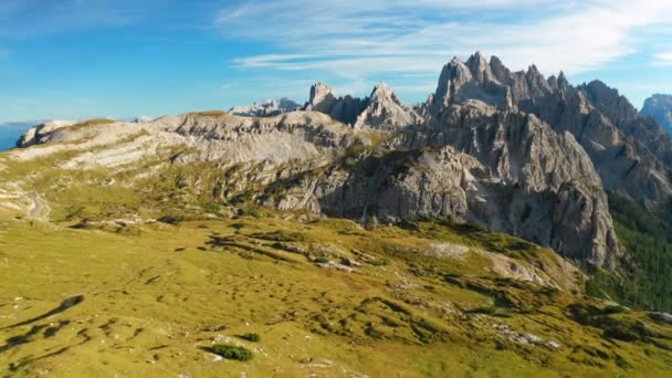 この素晴らしいイメージは 壮大なイタリアアルプスの広大な空中ビューをキャプチャし トレイ ラバレド山脈の息をのむような美しさを示しています — ストック動画