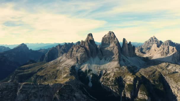 Парящие Скалистые Вершины Tre Cime Lavaredo Стоят Ярко Голубым Небом — стоковое видео