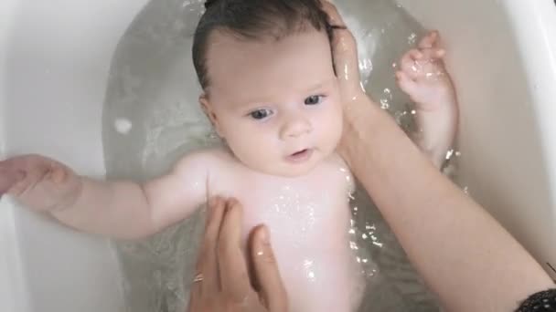 Dziewczynka Kąpała Się Łazience Myła Ciepłą Wodą Podczas Zabawy Dzieckiem — Wideo stockowe