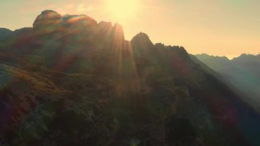 İtalyan Alpleri 'nin göz kamaştırıcı manzarası Tre Cime di Lavaredo sıradağlarının parlayan güneşiyle.