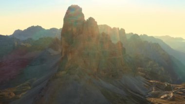 İtalyan Alpleri 'nin bir parçası olan Tre Cime di Lavaredo' nun nefes kesici güzelliğini gün batımında hayranlık uyandıran bir hava sahnesiyle yakalayın..