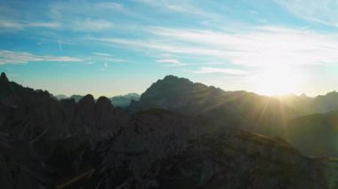 Güneş, büyüleyici İtalyan Alpleri Tre Cime di Lavaredo dağlarının üzerinde ışıl ışıl parlıyor..