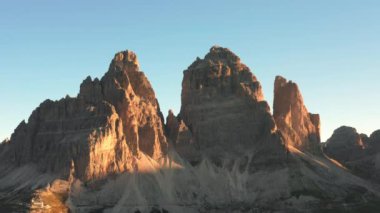 İtalyan Alpleri 'ndeki ikonik Tre Cime di Lavaredo dağ sırasının göz kamaştırıcı manzarası..
