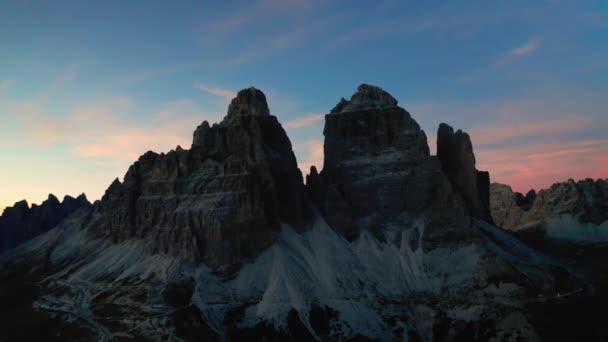 Tre Cime Lavaredo Staan Hoog Tegen Een Schemerlucht Italiaanse Alpen — Stockvideo