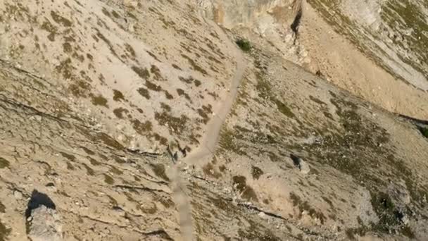 一个人走在宏伟的意大利阿尔卑斯山边的人物形象 — 图库视频影像
