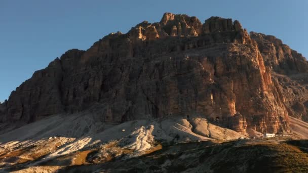 Güneşin Ilk Işınları Tre Cime Lavaredo Nun Engebeli Tepelerine Sıcak — Stok video