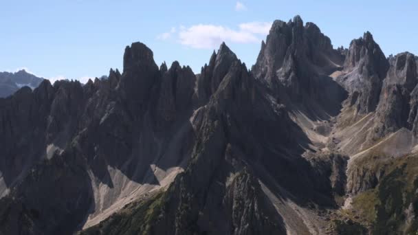 意大利阿尔卑斯山中的一座著名的山 拉瓦雷多山谷 在引人注目的天空背景下 一个令人惊叹的形象展现了令人敬畏的高度 — 图库视频影像