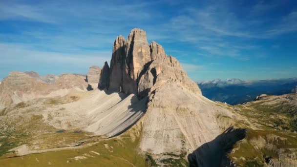 Faszinierende Luftaufnahme Der Majestätischen Italienischen Alpen Und Der Ikonischen Drei — Stockvideo