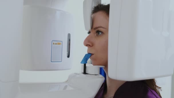 Жінка Пацієнтка Проходить Рентгенівську Процедуру Зубів Щелепи Приватній Клініці Рентгенівський — стокове відео