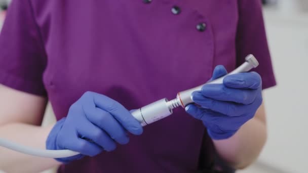 女性歯科アシスタントは 治療手順の前に必要な歯科機器を準備します 口腔衛生のための現代的なツールを備えた歯科オフィス — ストック動画