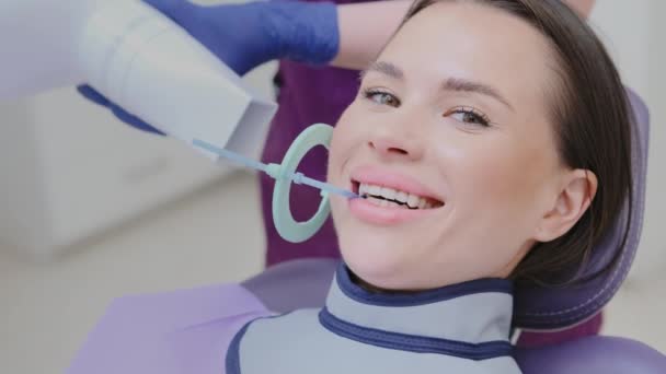 Diş Asistanı Klinikte Özel Aletler Kullanarak Hastayı Röntgene Hazırlıyor Kadın — Stok video
