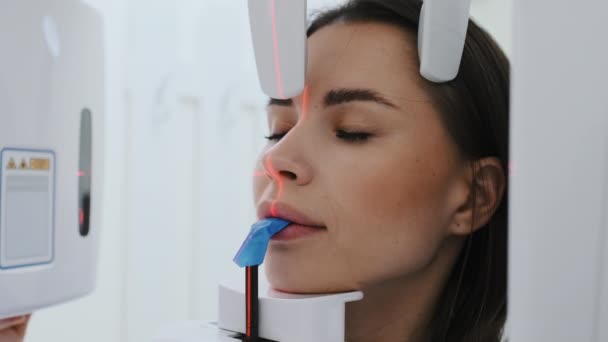 Dentista Utiliza Una Máquina Rayos Dental Con Haz Luz Que — Vídeo de stock