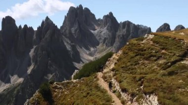 İtalyan Alpleri 'ndeki Tre Cime di Lavaredo' nun hayranlık uyandıran güzelliğini bir tepenin üzerinden yakalayın..