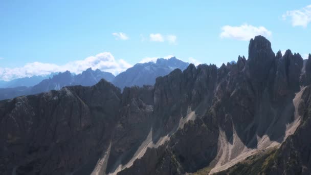 この息をのむようなイメージは 飛行機から見たイタリアのアルプス トレイ ラバレド山脈の驚異的な美しさを捉えています — ストック動画
