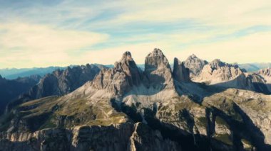 İtalyan Alpleri Tre Cime di Lavaredo sıradağları bir uçağın penceresinden görülebiliyor..